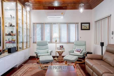 White Lotus 1: 5 Bedroom Bali Style Villa in Great Location