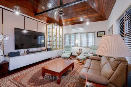 White Lotus 1: 5 Bedroom Bali Style Villa in Great Location