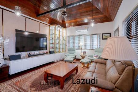 White Lotus 1: 5 Bedroom Bali Style Villa in Great Location