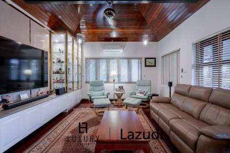 White Lotus 1: 5 Bedroom Bali Style Villa in Great Location