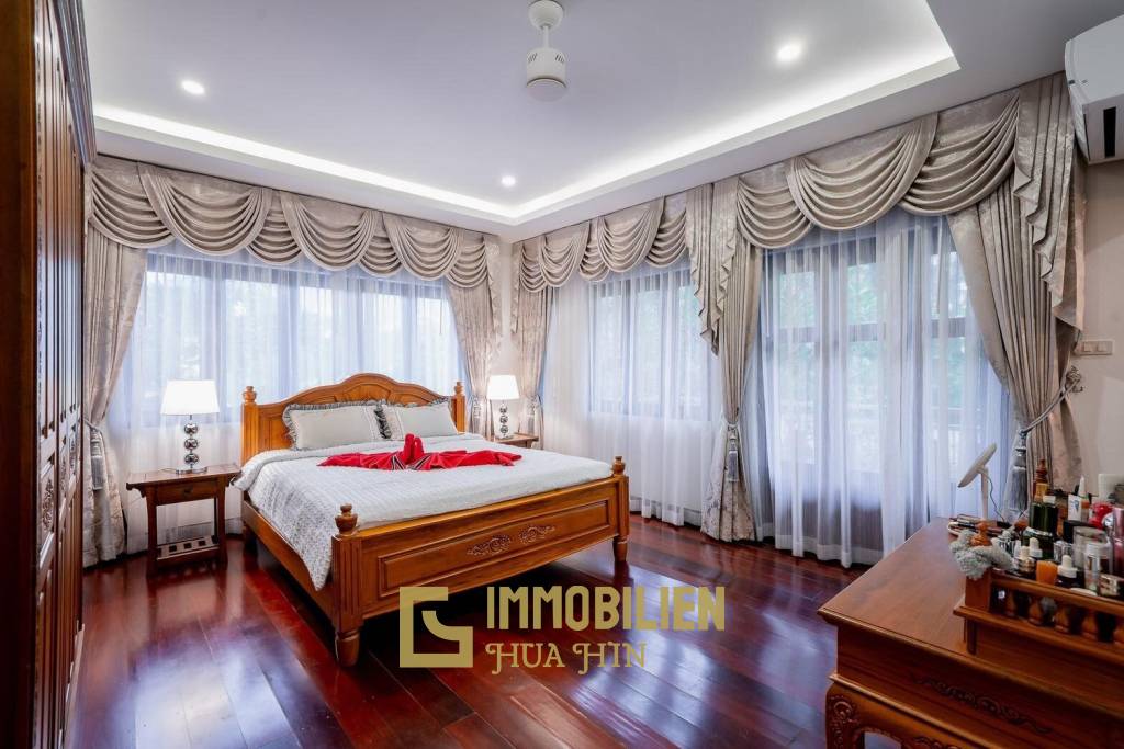 White Lotus 1: 5 Bedroom Bali Style Villa in Great Location