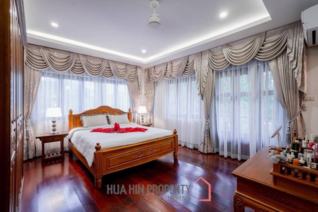 White Lotus 1: 5 Bedroom Bali Style Villa in Great Location