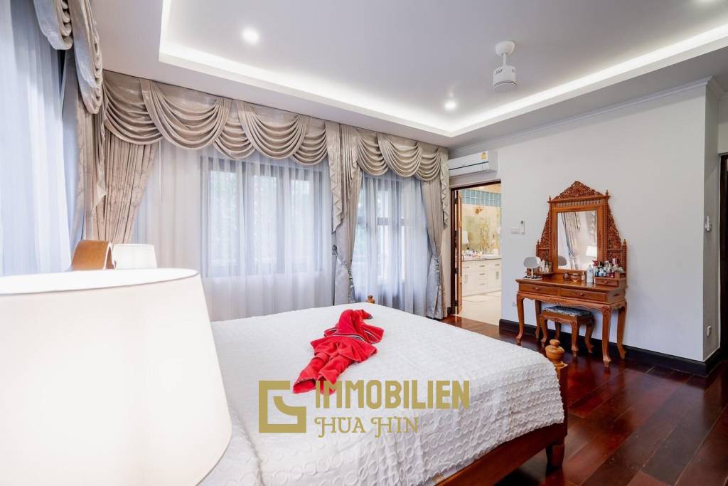 White Lotus 1: 5 Bedroom Bali Style Villa in Great Location