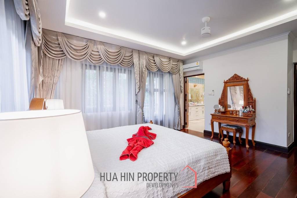 White Lotus 1: 5 Bedroom Bali Style Villa in Great Location