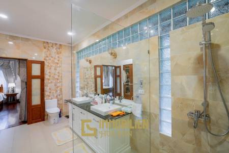 White Lotus 1: 5 Bedroom Bali Style Villa in Great Location