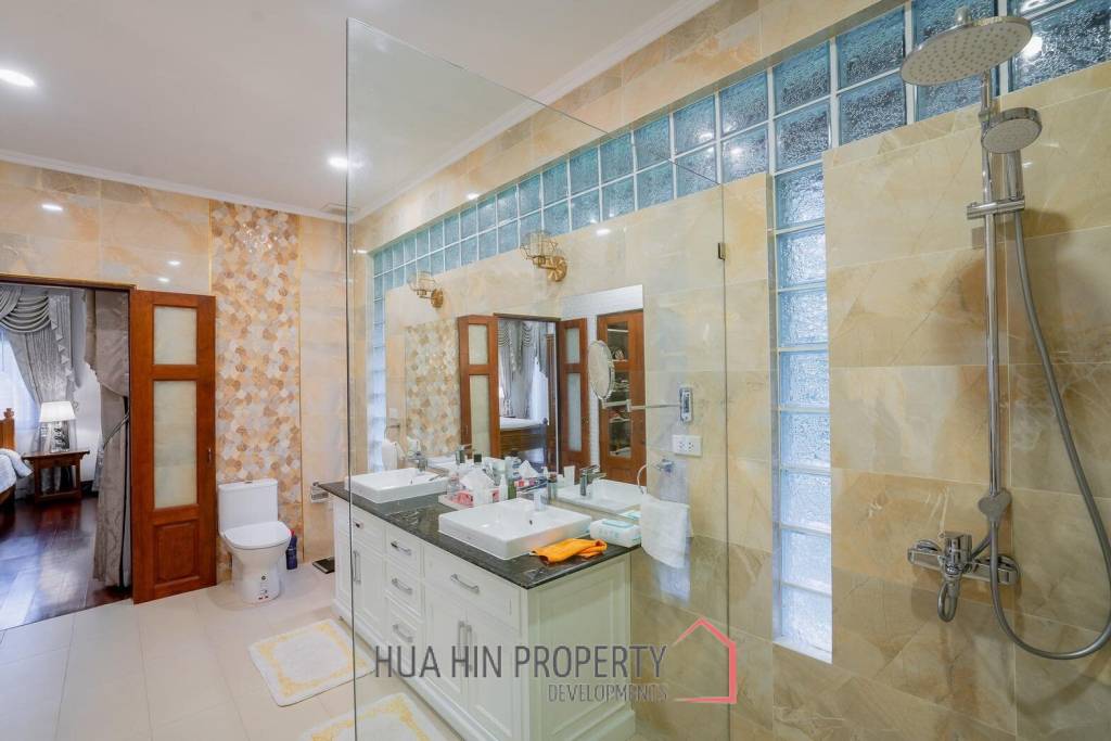 White Lotus 1: 5 Bedroom Bali Style Villa in Great Location