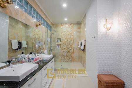 White Lotus 1: 5 Bedroom Bali Style Villa in Great Location