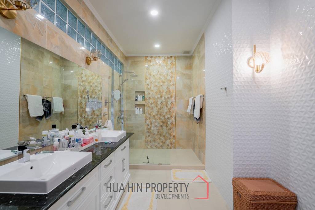 White Lotus 1: 5 Bedroom Bali Style Villa in Great Location