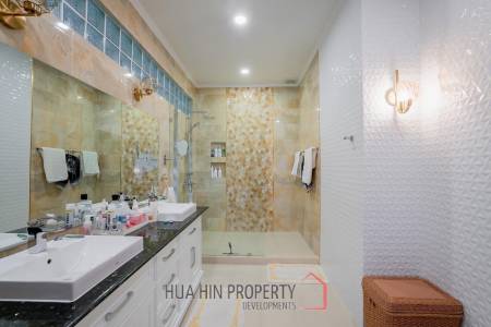 White Lotus 1: 5 Bedroom Bali Style Villa in Great Location