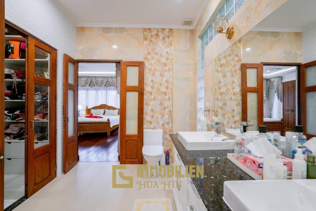 White Lotus 1: 5 Bedroom Bali Style Villa in Great Location