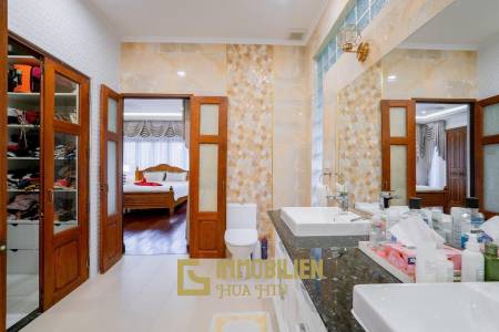 White Lotus 1: 5 Bedroom Bali Style Villa in Great Location