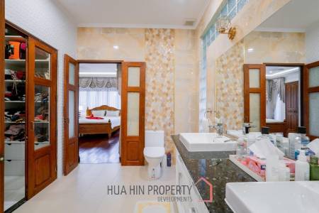 White Lotus 1: 5 Bedroom Bali Style Villa in Great Location