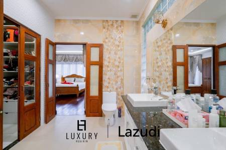 White Lotus 1: 5 Bedroom Bali Style Villa in Great Location