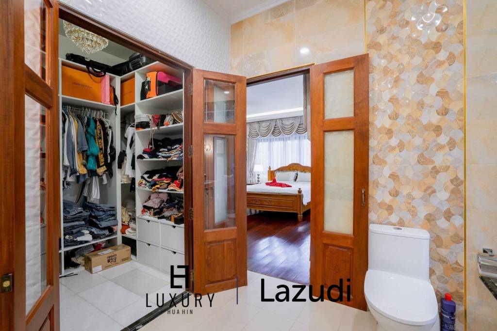 White Lotus 1: 5 Bedroom Bali Style Villa in Great Location