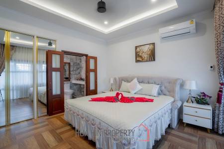 White Lotus 1: 5 Bedroom Bali Style Villa in Great Location