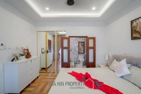 White Lotus 1: 5 Bedroom Bali Style Villa in Great Location