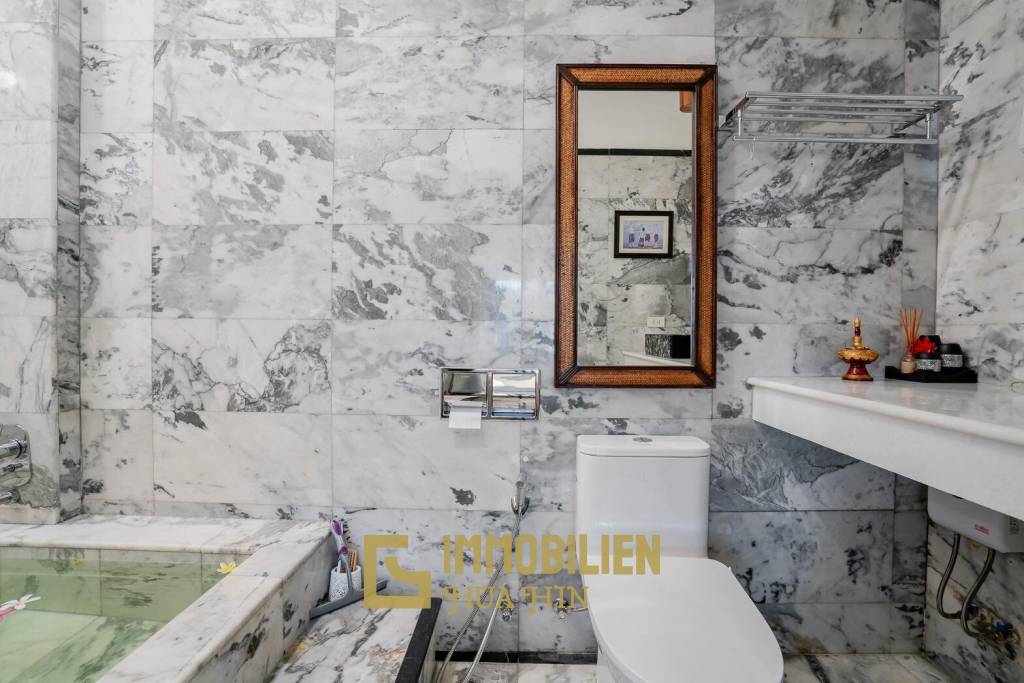 White Lotus 1: 5 Bedroom Bali Style Villa in Great Location