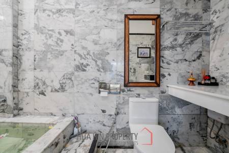 White Lotus 1: 5 Bedroom Bali Style Villa in Great Location