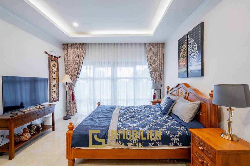 White Lotus 1: 5 Bedroom Bali Style Villa in Great Location