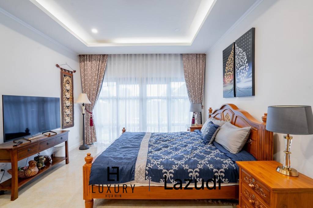 White Lotus 1: 5 Bedroom Bali Style Villa in Great Location