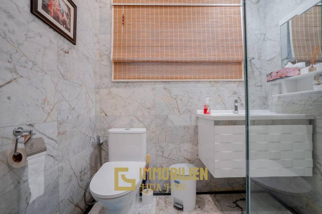White Lotus 1: 5 Bedroom Bali Style Villa in Great Location