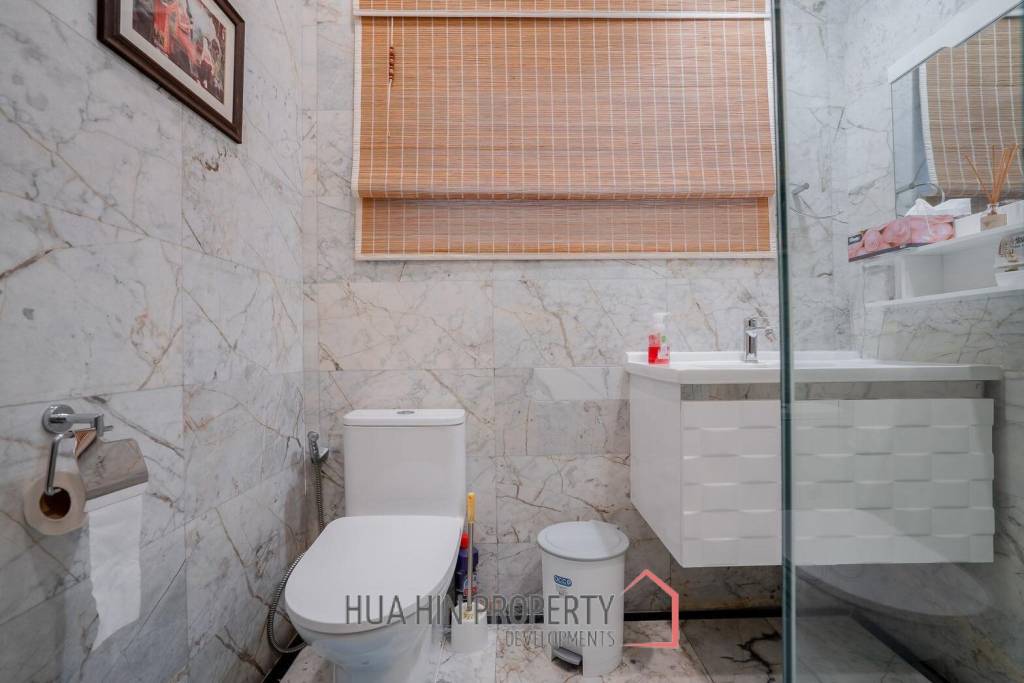 White Lotus 1: 5 Bedroom Bali Style Villa in Great Location