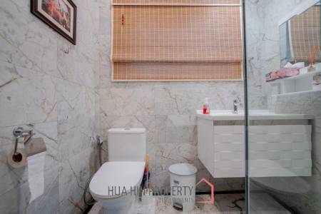 White Lotus 1: 5 Bedroom Bali Style Villa in Great Location