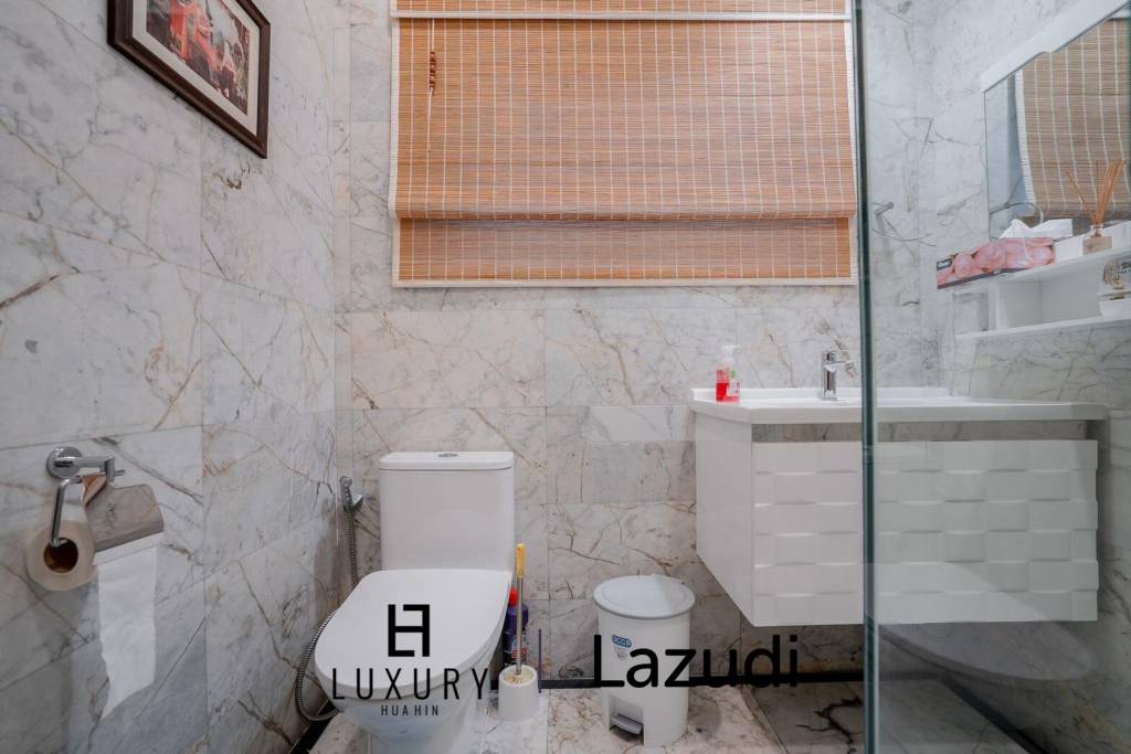 White Lotus 1: 5 Bedroom Bali Style Villa in Great Location