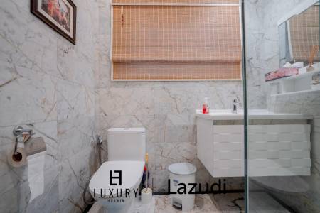 White Lotus 1: 5 Bedroom Bali Style Villa in Great Location