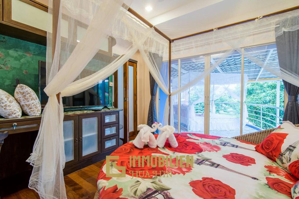 Zweigeschossige 4 Schlafzimmer Pool Villa im thailändischen Stil in Soi 88