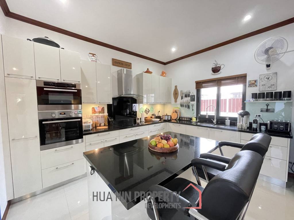 Sunset Views: 5 Bedroom Villa in absolutely superb condition