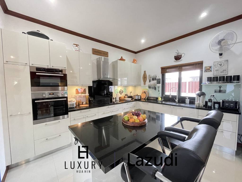 Infinity pool / 5 bedrooms / extremely well maintained