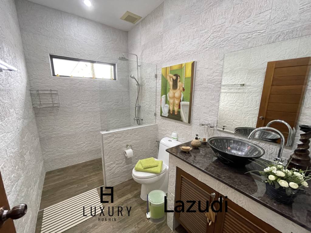 Infinity pool / 5 bedrooms / extremely well maintained