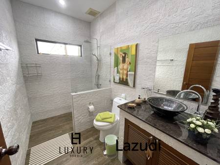 Infinity pool / 5 bedrooms / extremely well maintained