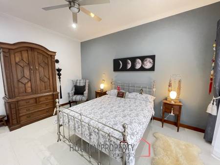 Sunset Views: 5 Bedroom Villa in absolutely superb condition