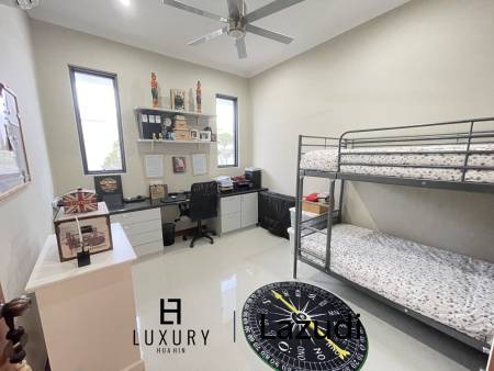 Infinity pool / 5 bedrooms / extremely well maintained