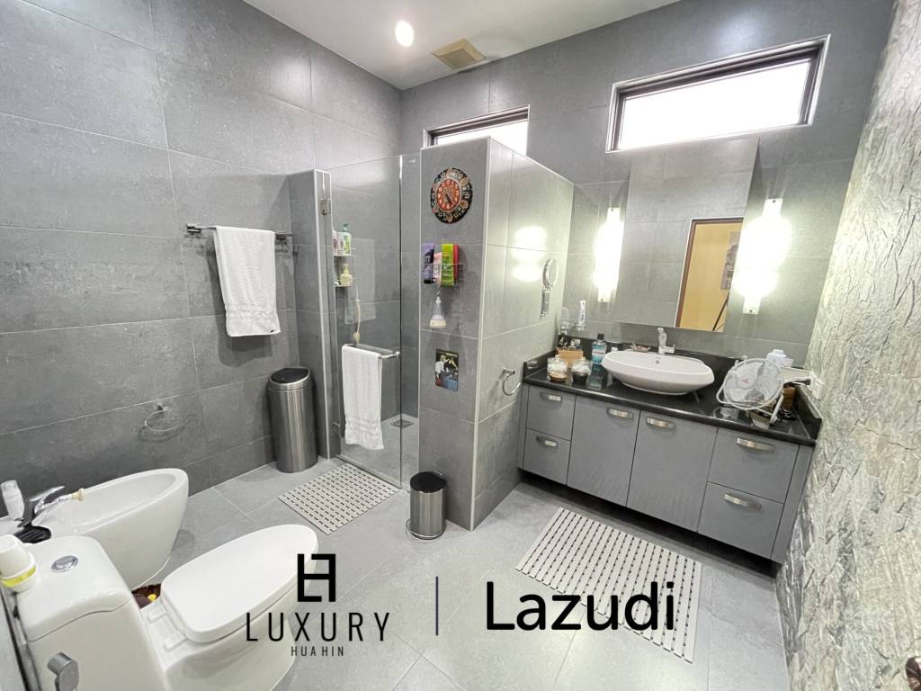 Infinity pool / 5 bedrooms / extremely well maintained