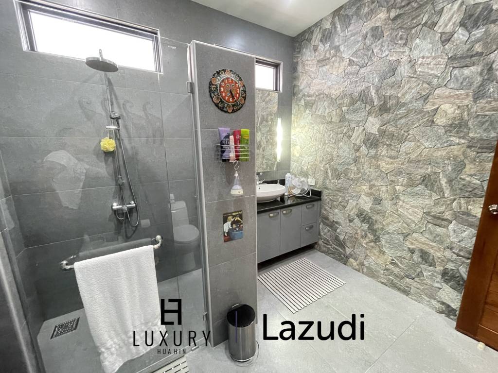 Infinity pool / 5 bedrooms / extremely well maintained