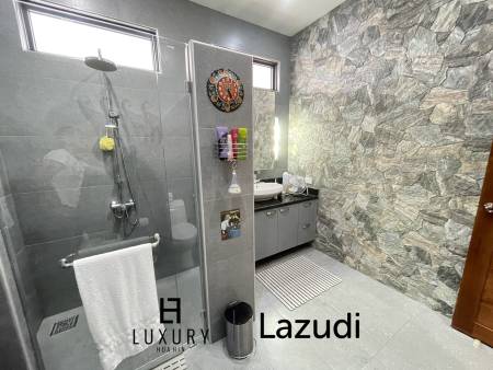 Infinity pool / 5 bedrooms / extremely well maintained