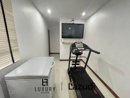 Infinity pool / 5 bedrooms / extremely well maintained