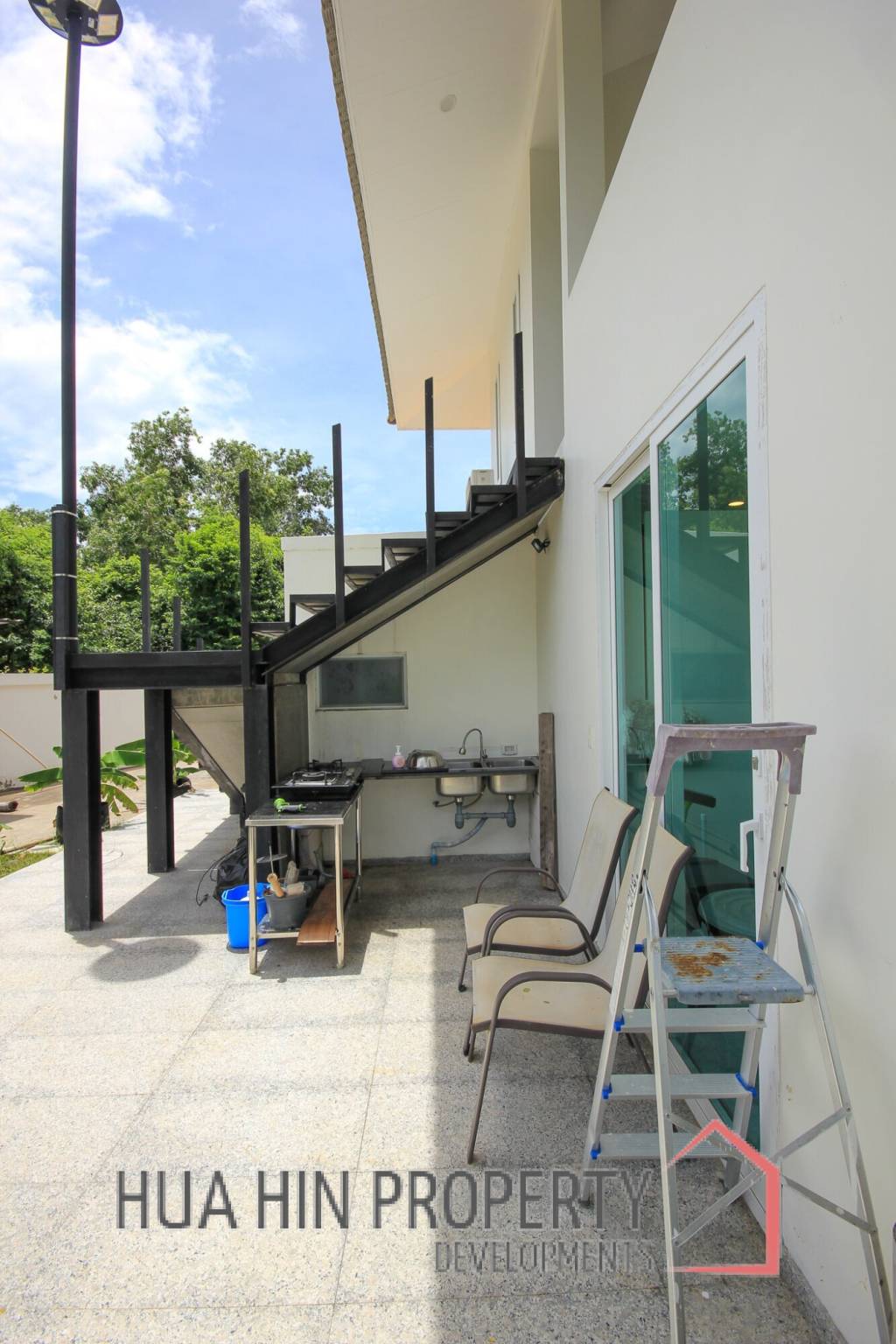5 Bedroom House On Large Land Plot