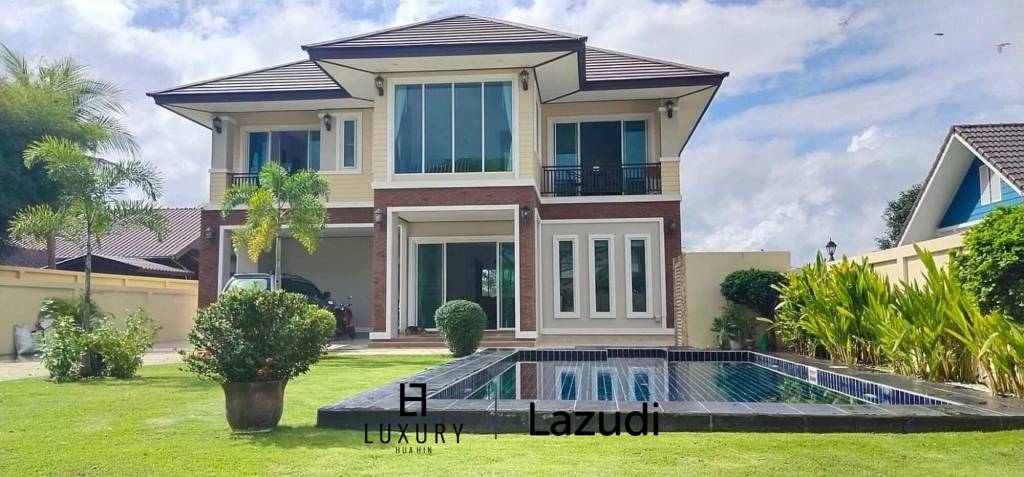 Large Freestanding Pool Villa Close To Black Mountain