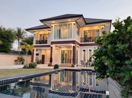 Large Freestanding Pool Villa Close To Black Mountain
