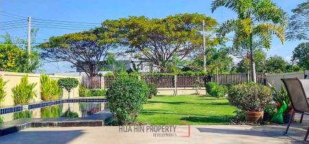 Large Freestanding Pool Villa Close To Black Mountain