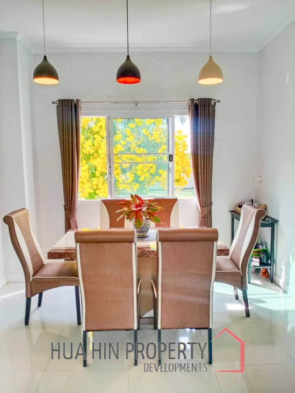 Large Freestanding Pool Villa Close To Black Mountain