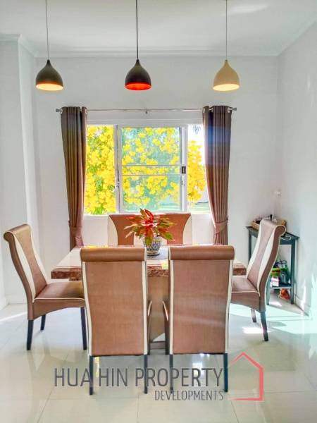 Large Freestanding Pool Villa Close To Black Mountain