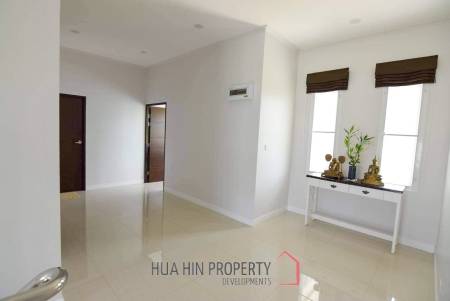 Large Freestanding Pool Villa Close To Black Mountain