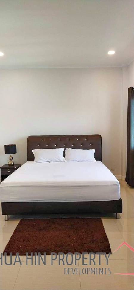 Large Freestanding Pool Villa Close To Black Mountain
