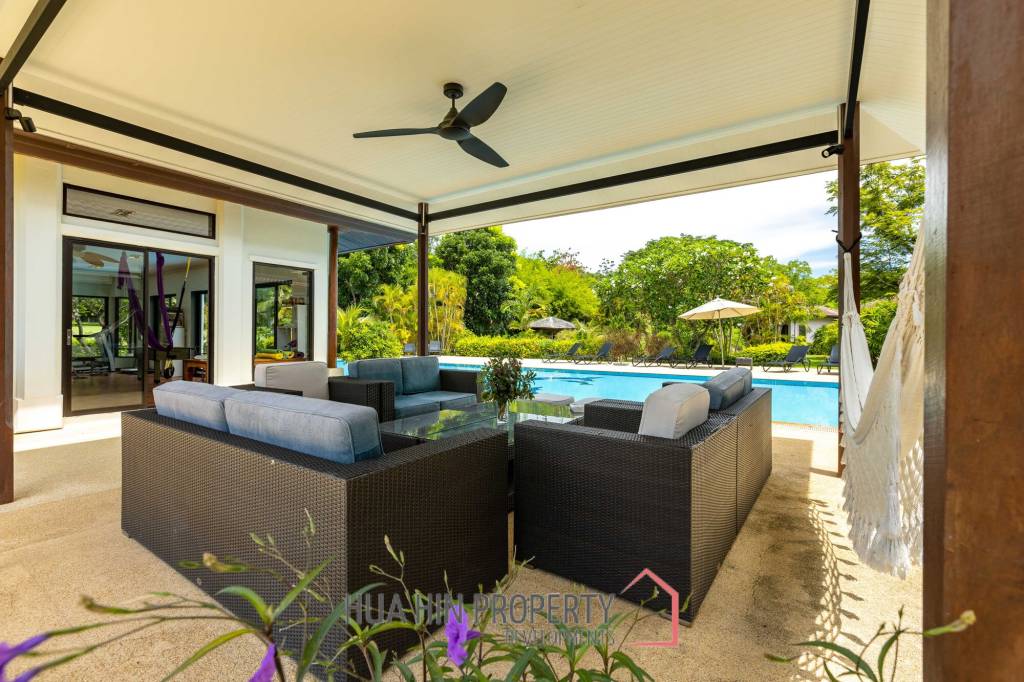 Amazing 9 bed, 8 Bath Pool Villa on Palm Hills Golf Course