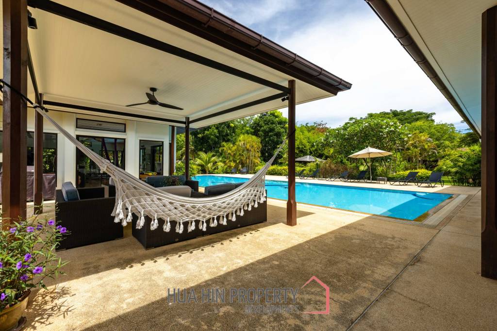 Amazing 9 bed, 8 Bath Pool Villa on Palm Hills Golf Course